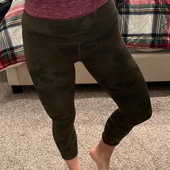 Lululemon Cropped Camouflage Like New Mid Rise Leggings - Picture 4 of 10